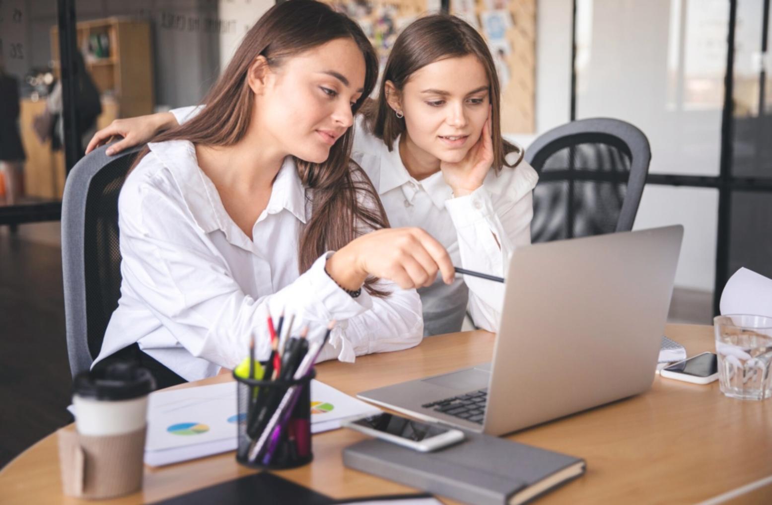 Equipo trabajando con herramientas financieras digitales en una oficina moderna