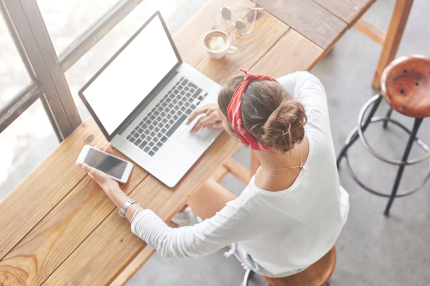 Profesionales trabajando con análisis financiero y comunicación presupuestaria