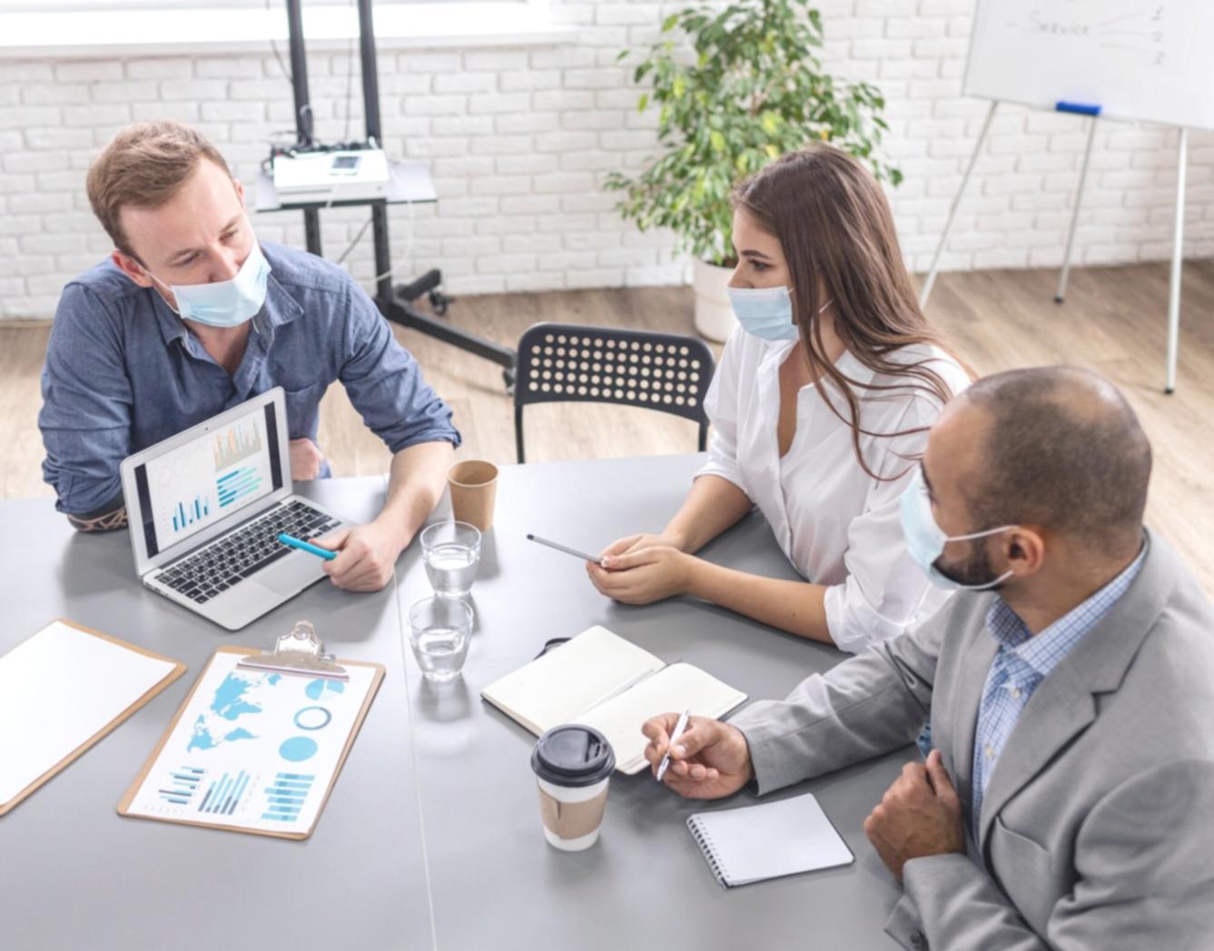 Equipo de trabajo analizando informes financieros en una reunión estratégica